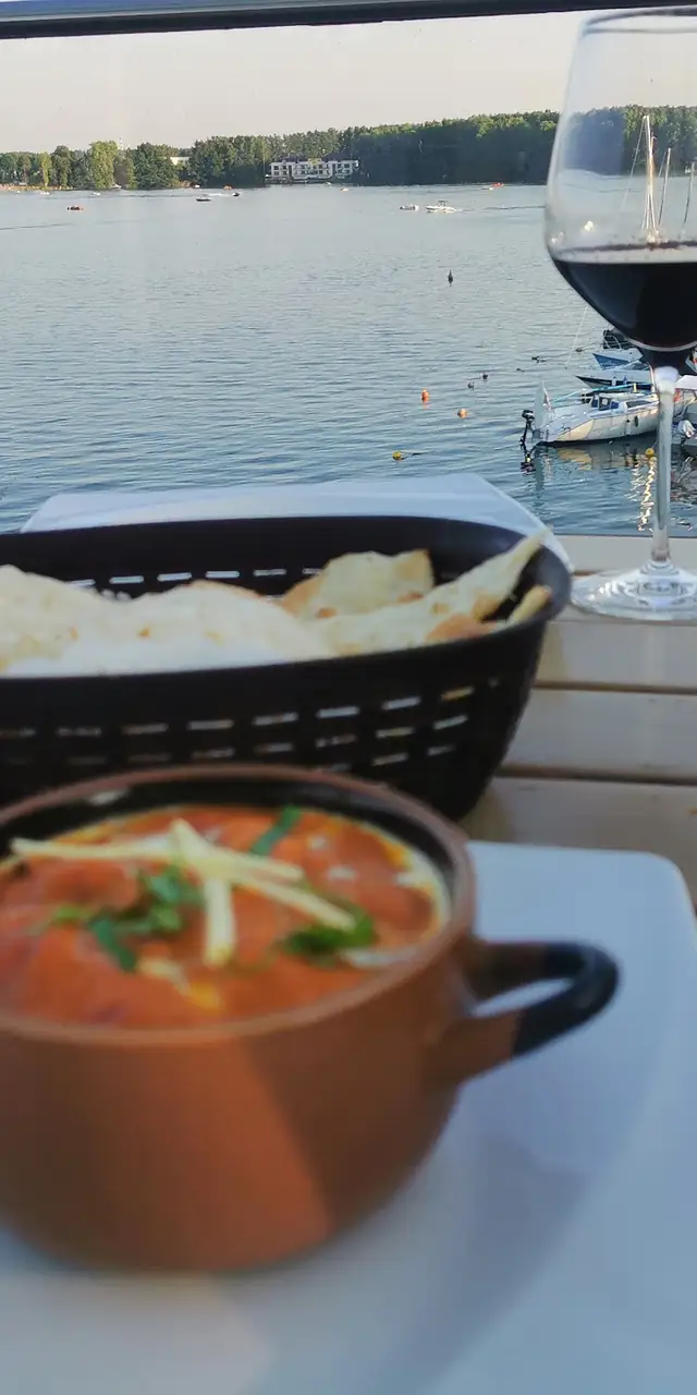 Curry, naan i czerwone wino na tarasie nad jeziorem Ukiel